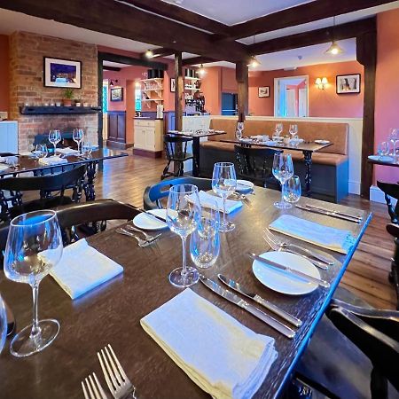 Отель The Kings Head Доркинг Экстерьер фото