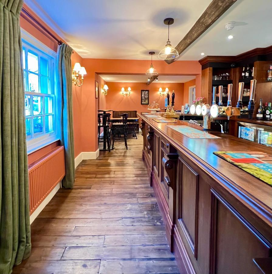 Отель The Kings Head Доркинг Экстерьер фото